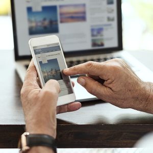 o-homem-idoso-esta-usando-o-telefone-movel